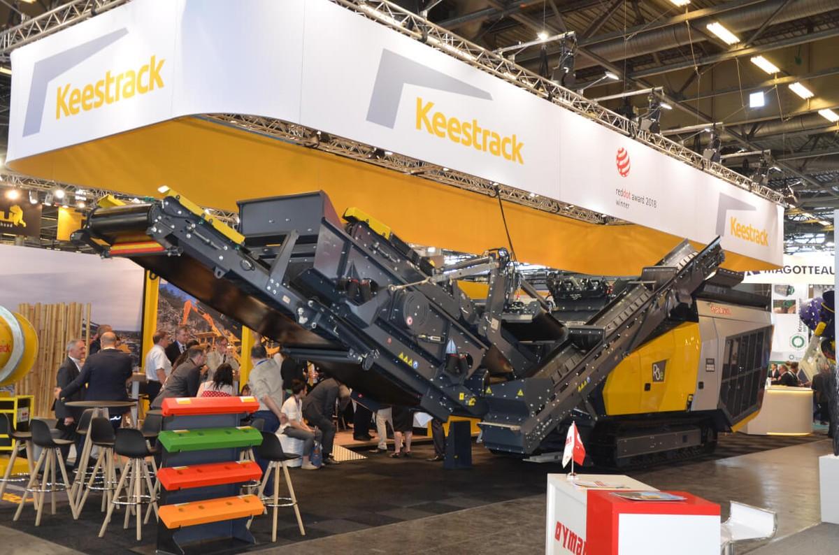 Keestrack nutzte die Intermat 2018 für die Premiere seines neuen, diesel-elektrischen Hybrid-Prallbrechers R3E inklusive „Plug-In“-Netzversorgung. Keestrack verspricht Betreibern direkte Energiekosten-Einsparungen von 40 bis 70 Prozent gegenüber konventionellen diesel-hydraulischen Antrieben. | Foto: B_I