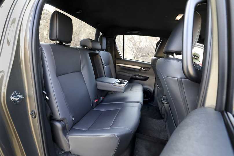 Die kompakte Lithium-Ionen-Hybridbatterie mit 4,3 Ah Speicherkapazität befindet sich unter den Rücksitzbank. | Foto: Toyota