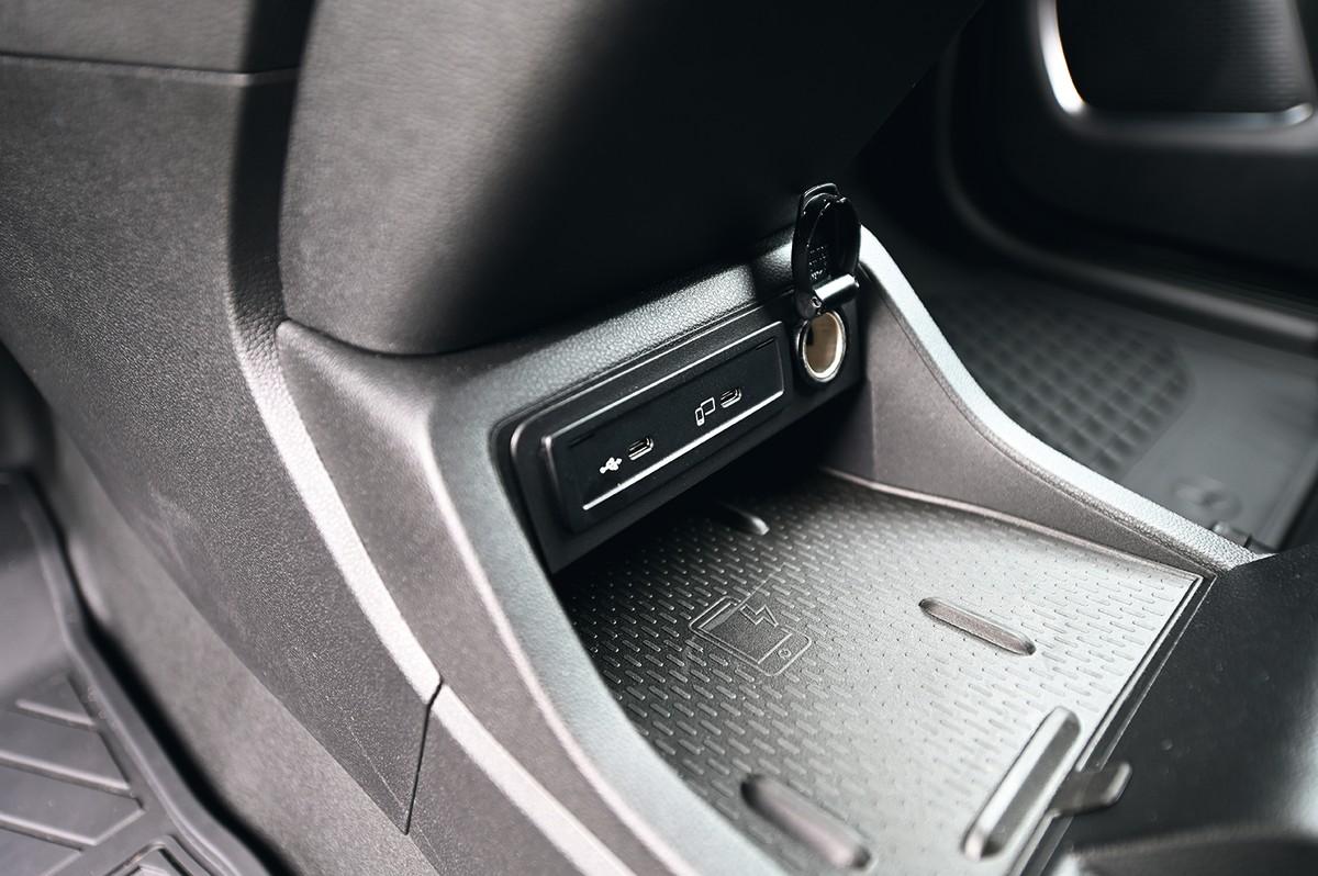 Die Ablage unterhalb der Schaltkonsole beherrscht das induktive Laden. | Foto: Quatex