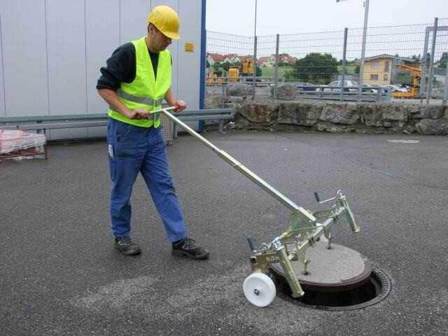 Schachtdeckel mühelos heben