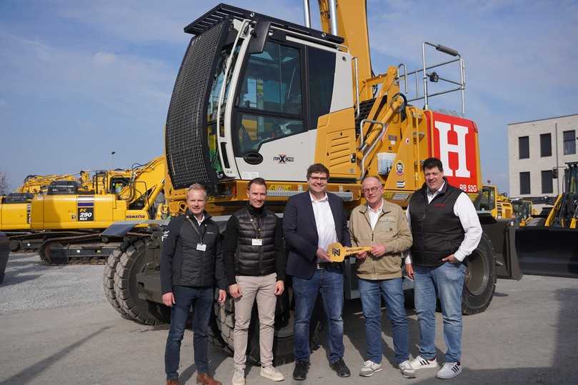 Schlüsselübergabe: Der Umschlagbagger 735E mit Electric Drive erweitert den Maschinenpark der Firma Hagedorn. | Foto: Schlüter Baumaschinen GmbH
