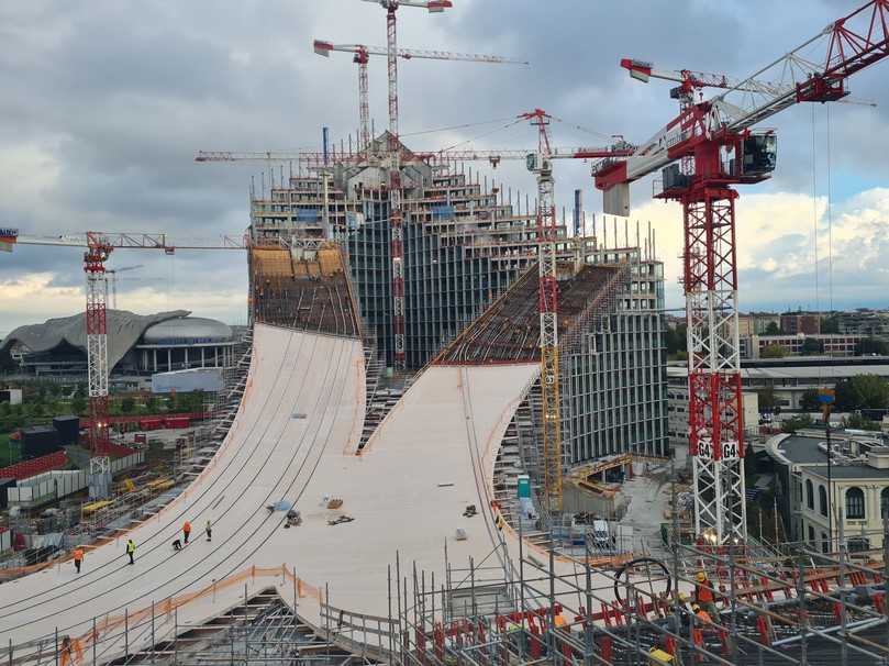 Acht Obendreherkrane von Potain sind auf der Baustelle für die Baufirmen CMB und Colombo Costruzioni im Einsatz. | Foto: HB Acht Obendreherkrane von Potain sind auf der Baustelle für die Baufirmen CMB und Colombo Costruzioni im Einsatz. | Foto: HB