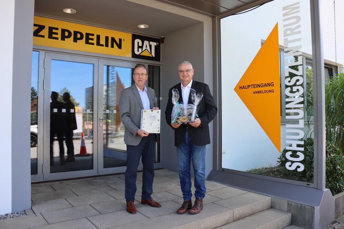 Ein Dankeschön für die tatkräftige Unterstützung: Andreas Gärmer (links), Leiter des Zeppelin-Servicezentrums in Nordrhein-Westfalen, überreichte auch im Namen der Kollegen ein besonderes Baumaschinenmodell an Dr. Hubert Mariutti, Leiter der Abteilung Service-Technik-Schulung (STS). | Foto: Zeppelin Ein Dankeschön für die tatkräftige Unterstützung: Andreas Gärmer (links), Leiter des Zeppelin-Servicezentrums in Nordrhein-Westfalen, überreichte auch im Namen der Kollegen ein besonderes Baumaschinenmodell an Dr. Hubert Mariutti, Leiter der Abteilung Service-Technik-Schulung (STS). | Foto: Zeppelin