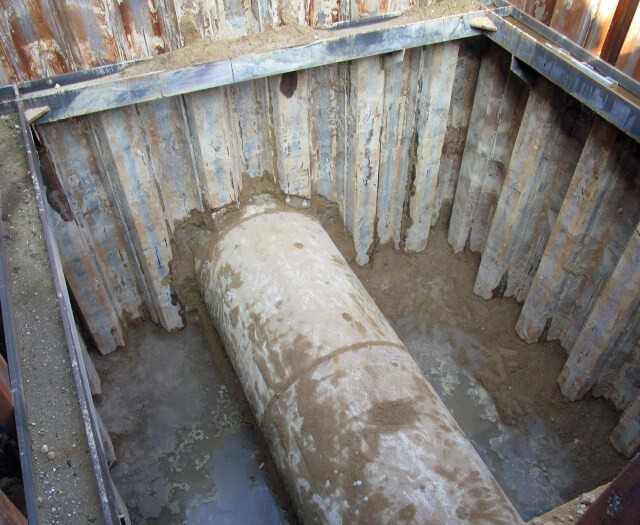 Durchfahrtsgrube mit freigelegten Vortriebsrohren. Durchfahrtsgrube mit freigelegten Vortriebsrohren.