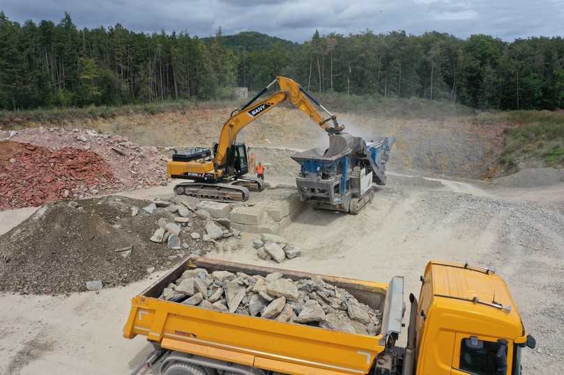 Der Sany SY265C beschickt die Brecheranlage | Foto: Sany