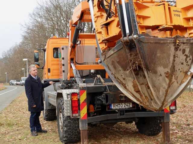 Steins 1. Bürgermeister Kurt Krömer bedient die Rundspatenmaschine Optimal 1700 von Opitz international zur Pflanzung des letzten Baumes. | Fotos: BI/Bauer