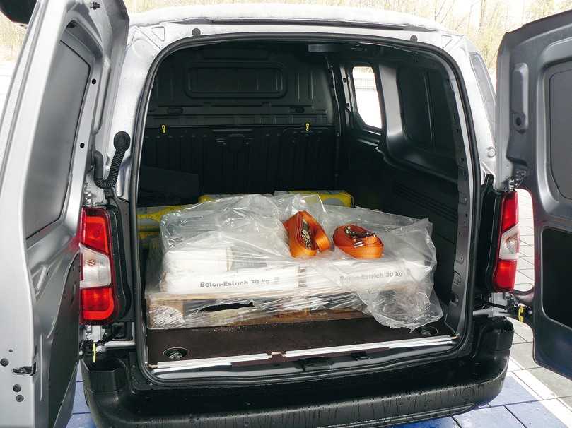 Bitte noch anschnallen: Die Europalette passt quer, verlangt aber sorgfältiges Zielen beim Einladen. | Foto: Randolf Unruh Bitte noch anschnallen: Die Europalette passt quer, verlangt aber sorgfältiges Zielen beim Einladen. | Foto: Randolf Unruh
