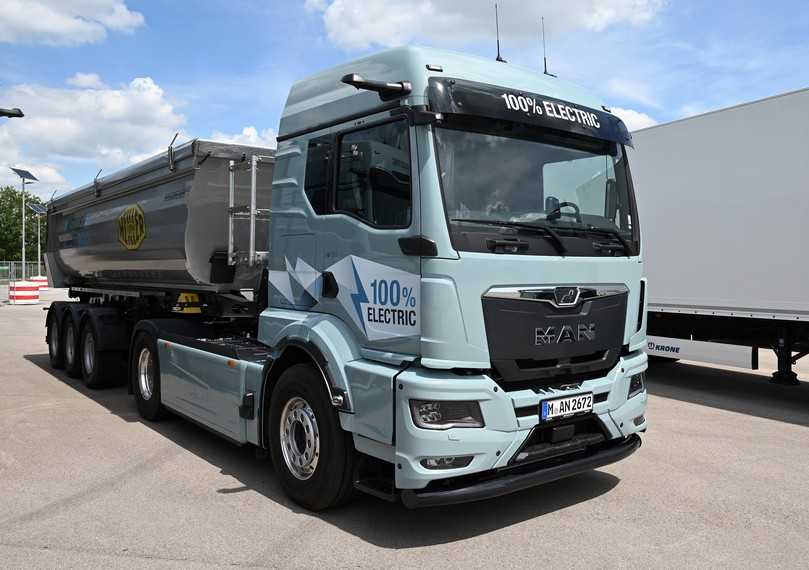 Dank sechs Batteriepaketen soll der MAN eTGS selbst mit 42 t Gesamtgewicht ohne Nachladen rund 500 km weit kommen. | Foto: FH Dank sechs Batteriepaketen soll der MAN eTGS selbst mit 42 t Gesamtgewicht ohne Nachladen rund 500 km weit kommen. | Foto: FH