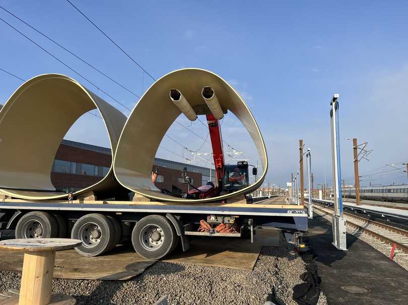 Per Lkw wurden jeweils vier Profile zur Baustelle gefahren. Das letzte Stück erledigte der Gabelstapler. | Foto: Aarsleff Per Lkw wurden jeweils vier Profile zur Baustelle gefahren. Das letzte Stück erledigte der Gabelstapler. | Foto: Aarsleff