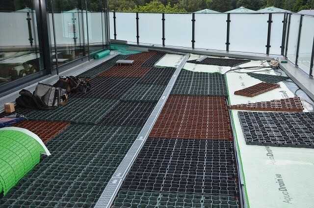 Niveauausgleich mit leichten Kunststoffelementen.