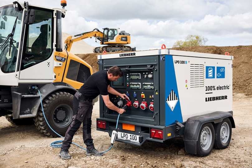 Sollen einen flexiblen und lokal emissionsfreien Baustellenbetrieb ermöglichen: Energiespeichersystem LPO 100 und Radlader L 507 E. | Foto: Liebherr
