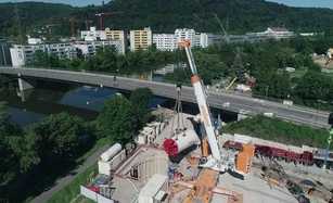 Aus luftiger Höhe unters Wasser