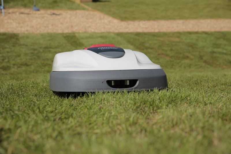 Die Roboter kommen - auch in der Rasenpflege. | Foto: VDMA Services GmbH Die Roboter kommen - auch in der Rasenpflege. | Foto: VDMA Services GmbH