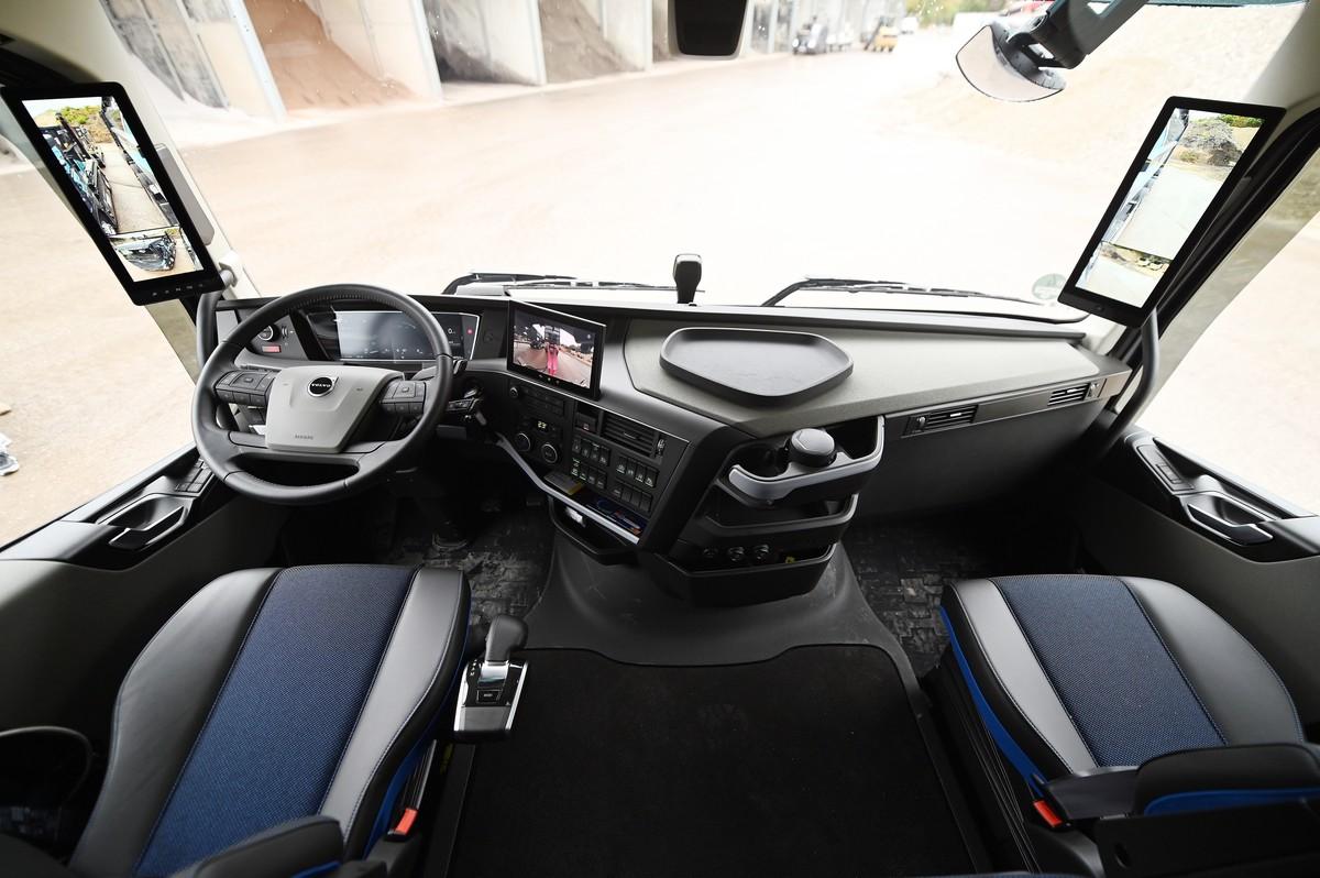 Die höher aufgesetzte FH-Kabine schafft einen fast ebenen Boden. Wie beim FM ist der Schaltknauf am Sitz montiert. | Foto: QUATEX Die höher aufgesetzte FH-Kabine schafft einen fast ebenen Boden. Wie beim FM ist der Schaltknauf am Sitz montiert. | Foto: QUATEX