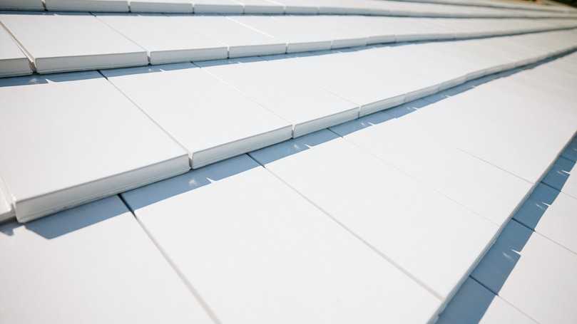 Die spezielle Edelengobe des Dachziegels bildet eine geschlossene, glatte Oberfläche. Sie bietet Schmutz weniger Angriffsfläche und sichert so die hohe solare Reflexion des Daches langfristig. | Foto: Holzbau Aumann