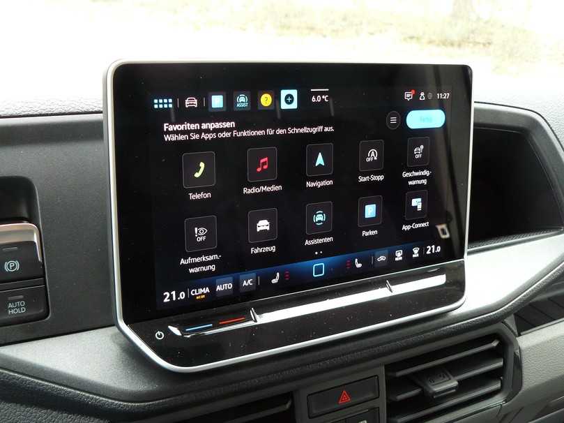 Der Monitor inmitten des Cockpits bietet vielfältige Infos und lässt sich individualisieren. | Foto: Randolf Unruh