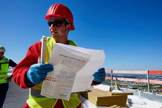 Gemäß Verlegeplan von Hersteller Rockwool wurde mithilfe von „Georock 037“ Dämmplatten das zweiprozentige Gefälle für die Dachentwässerung geschaffen.