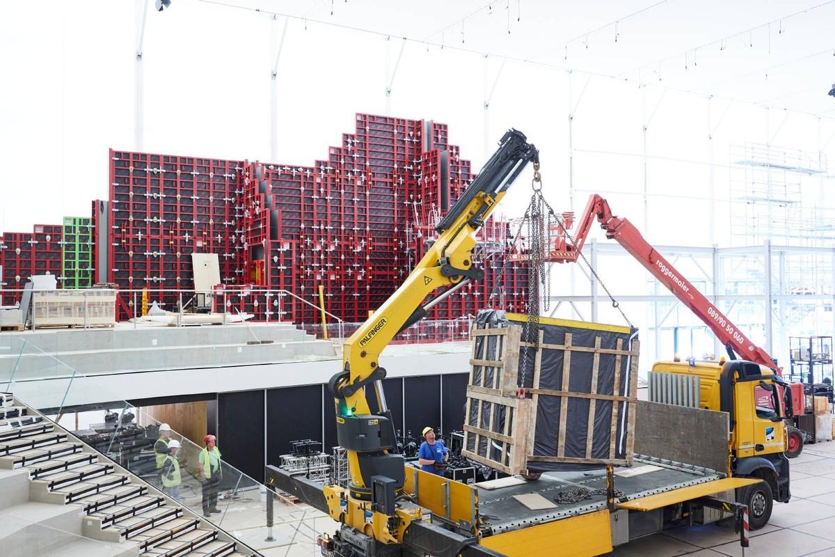 Der Aufbau der unterschiedlichen Schalungen und Gerüste im Peri-Zelt ist hochaufwändig. | Foto: Messe München Der Aufbau der unterschiedlichen Schalungen und Gerüste im Peri-Zelt ist hochaufwändig. | Foto: Messe München