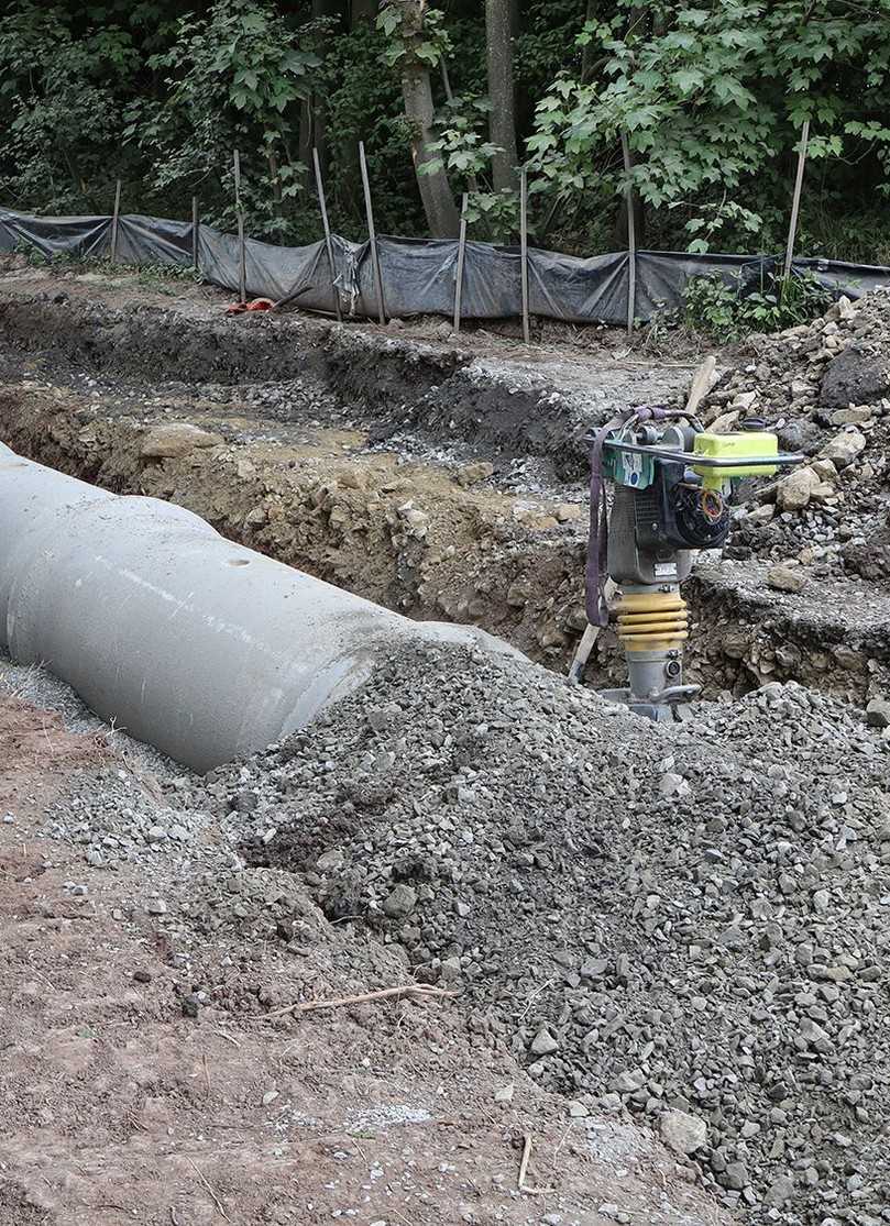 Wenig Überdeckung und ein geringes Gefälle gehören zu den erschwerten Bedingungen vor Ort. | Foto: P.V. Betonfertigteilwerke GmbH