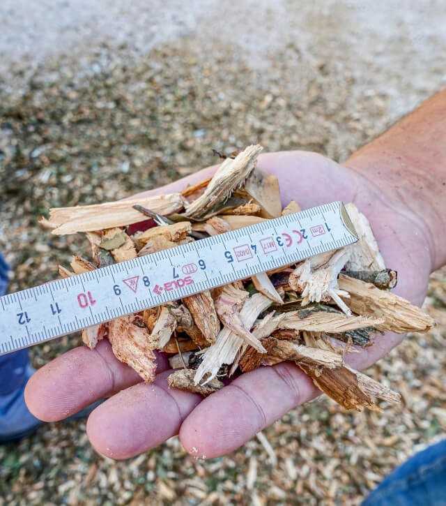 Das Häckselgut kann als Mulchschicht für den Boden oder zur Kompostierung verwendet werden.