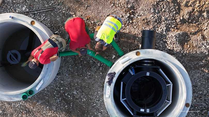 Bei dem Kunstrasenprojekt in Göppingen kam erstmals die neue Leichtstofffalle von 3P Technik (links im Bild) zum Einsatz. | Foto: 3P Technik Bei dem Kunstrasenprojekt in Göppingen kam erstmals die neue Leichtstofffalle von 3P Technik (links im Bild) zum Einsatz. | Foto: 3P Technik