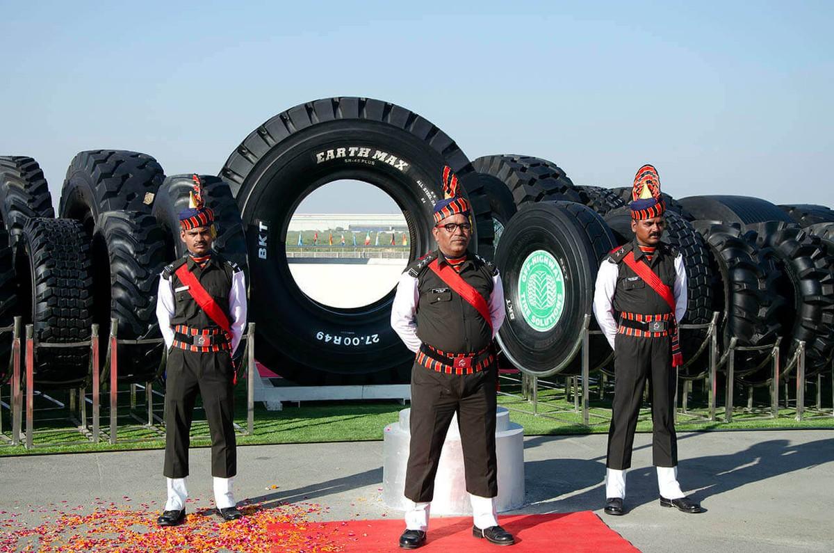 Männer bewachen Reifen. Männer bewachen Reifen.