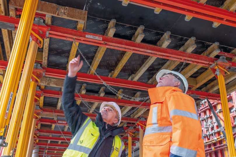 Partnerschaftliche Zusammenarbeit: Die Berliner Peri-Ingenieure boten kompetenten Baustellensupport. | Foto: Andreas Tausend