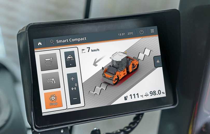 Integration der Echtzeit-Dichte in Hamm Smart Compact: Die automatische Regelung der Verdichtungskraft und -modi auf Basis der Echtzeit-Dichte (im Display unten rechts in %) bietet entscheidende Vorteile für Baufirmen bei der qualitativen Beurteilung der Verdichtung. | Foto: Hamm AG
