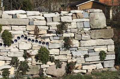 Natursteingärten inspiriert von Hundertwasser