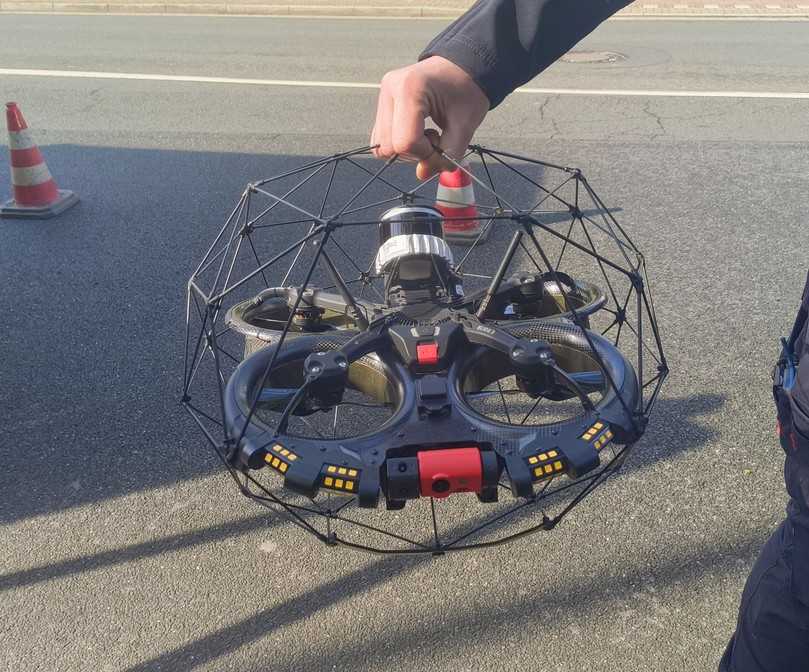 Die Drohne Elios 3 ist mit einem Käfig umrahmt und spritzwassergeschützt nach IP42. Hinten zu sehen ist der LiDAR-Scanner. | Foto: B_I/Valdix