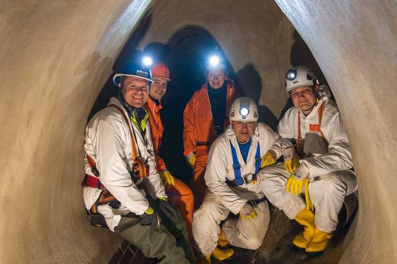 Vor Ort-Termin im Kanal: Jan Wozniak vom Büro Stein Ingenieure, Mario Remo Veronese und Karin Fluhr von der Stadtentwässerung Augsburg mit Bauleiter Bernd Hubert und Geschäftsführer Sebastian Gorecki von der HS Kanalsanierung GmbH. | Foto: Andreas Mauritz Vor Ort-Termin im Kanal: Jan Wozniak vom Büro Stein Ingenieure, Mario Remo Veronese und Karin Fluhr von der Stadtentwässerung Augsburg mit Bauleiter Bernd Hubert und Geschäftsführer Sebastian Gorecki von der HS Kanalsanierung GmbH. | Foto: Andreas Mauritz