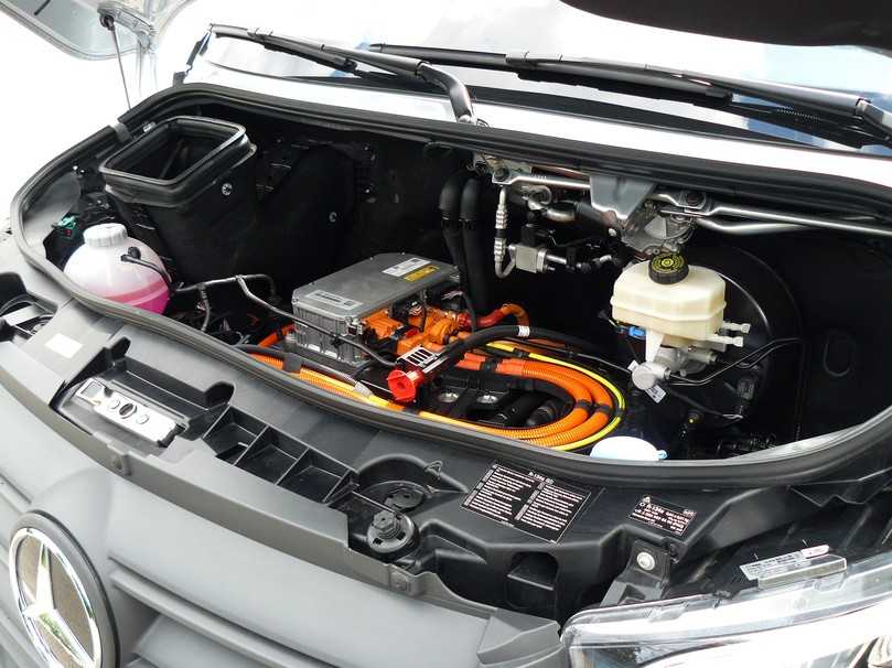 Die Betriebsanleitung schreibt noch von Motorhaube, doch vorn steckt allein die Leistungselektronik mit Hochvolttechnik. | Foto: Randolf Unruh Die Betriebsanleitung schreibt noch von Motorhaube, doch vorn steckt allein die Leistungselektronik mit Hochvolttechnik. | Foto: Randolf Unruh