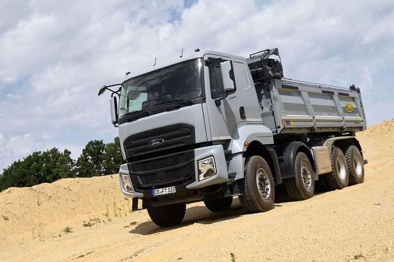 Die grobstollige Bau-Bereifung von Prometeon – ein Spin-off von Pirelli – sorgt für sicheres Vorankommen auf losem Grund. | Foto: QUATEX Die grobstollige Bau-Bereifung von Prometeon – ein Spin-off von Pirelli – sorgt für sicheres Vorankommen auf losem Grund. | Foto: QUATEX