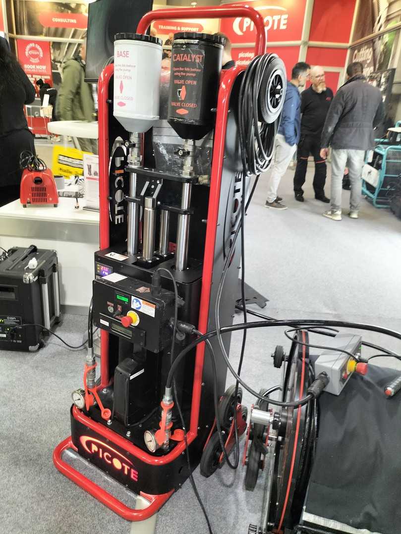 Xpress Coating System von Picote mit zwei hydraulischen Harzzylindern und einem 40-Meter-Förderschlauch | Foto: B_I/Valdix Xpress Coating System von Picote mit zwei hydraulischen Harzzylindern und einem 40-Meter-Förderschlauch | Foto: B_I/Valdix