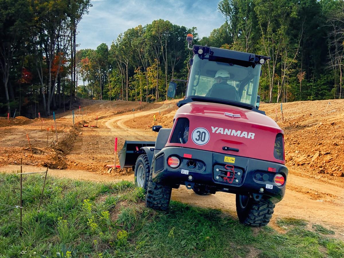 Der V7 verfügt über einen elektronisch geregelten Allradantrieb mit einer Höchstgeschwindigkeit von 20 km/h, optional 30 km/h. | Foto: Yanmar