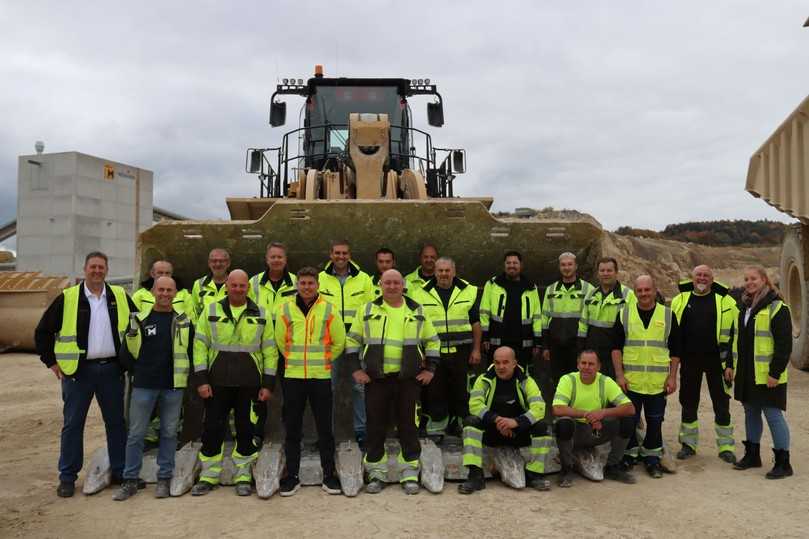 Das Team von Märker und Zeppelin hat kaum Platz in der 13,8 Kubikmeter großen Radlader-Schaufel. | Foto: Zeppelin