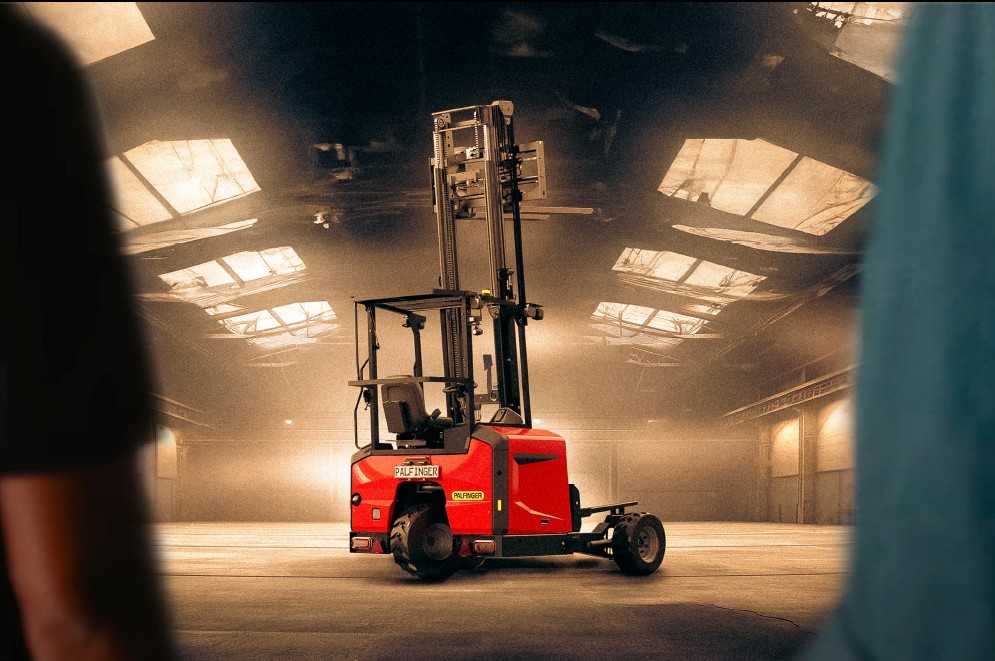 bauma 2025: Weltpremiere für neuen Mitnahmestapler mit Mittelsitz von Palfinger