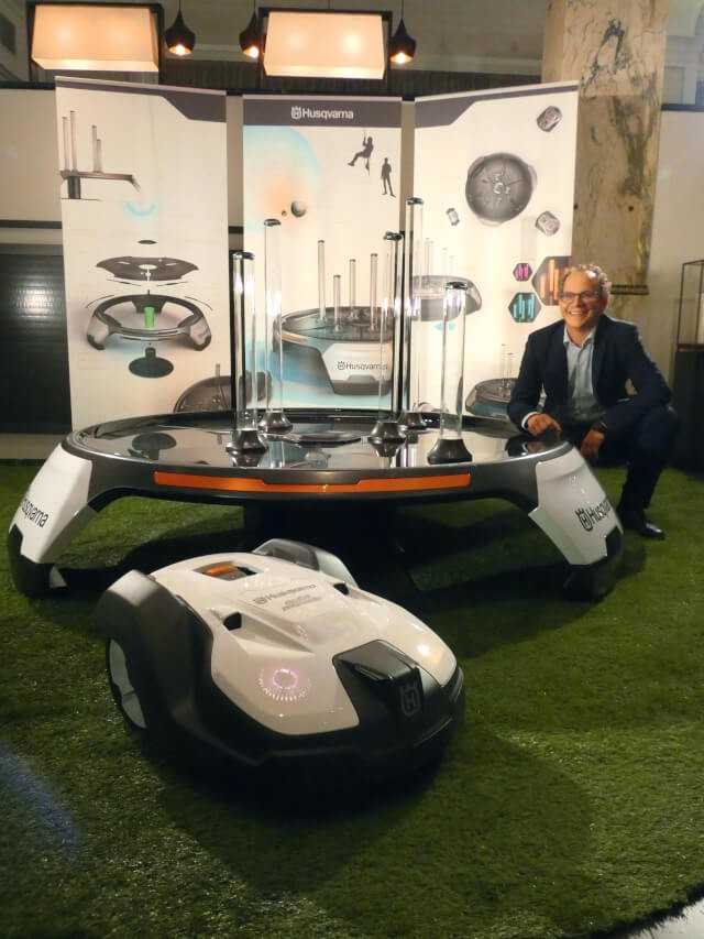 Das Designkonzept zur automatisierten Rasenpflege, Husqvarna Zero, wurde erstmals in Hamburg präsentiert. Im Bild Präsident der Husqvarna Division, Sascha Menges. | Foto: Stoffregen Das Designkonzept zur automatisierten Rasenpflege, Husqvarna Zero, wurde erstmals in Hamburg präsentiert. Im Bild Präsident der Husqvarna Division, Sascha Menges. | Foto: Stoffregen