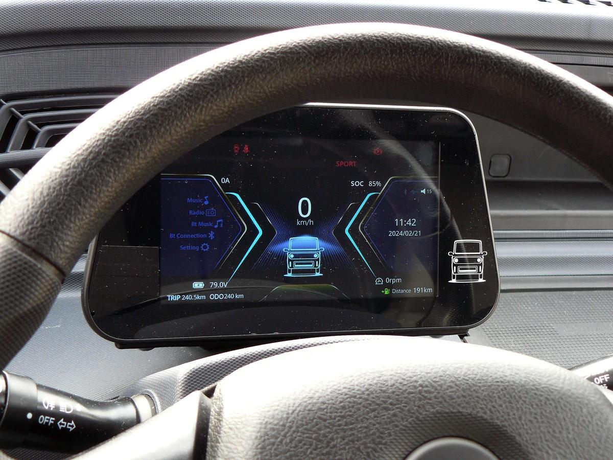 Fahrerdisplay mit digitalen Instrumenten, aber teils etwas mickrigen Anzeigen. | Foto: Randolf Unruh