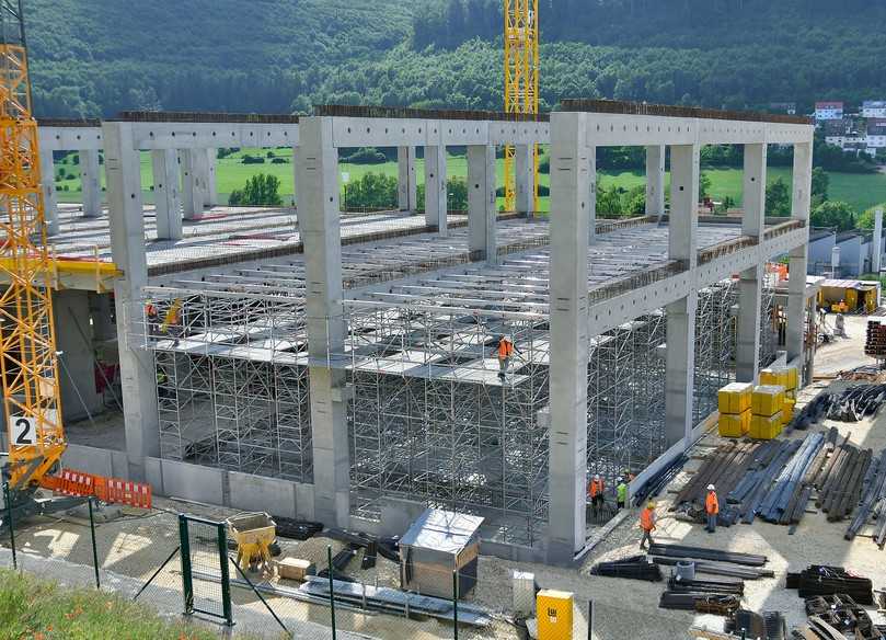 Bau einer Produktionshalle: Für das Betonieren der 50 Zentimeter hohen Decke ersparte die Kombination aus Allround Traggerüst TG 60 und dem Alu-Träger TwixBeam als Systemjochträger rund 30 Prozent Gerüstmaterial, die Montagezeit für das 7.200 Kubikmeter große Traggerüst wurde so halbiert. | Foto: Layher Bau einer Produktionshalle: Für das Betonieren der 50 Zentimeter hohen Decke ersparte die Kombination aus Allround Traggerüst TG 60 und dem Alu-Träger TwixBeam als Systemjochträger rund 30 Prozent Gerüstmaterial, die Montagezeit für das 7.200 Kubikmeter große Traggerüst wurde so halbiert. | Foto: Layher