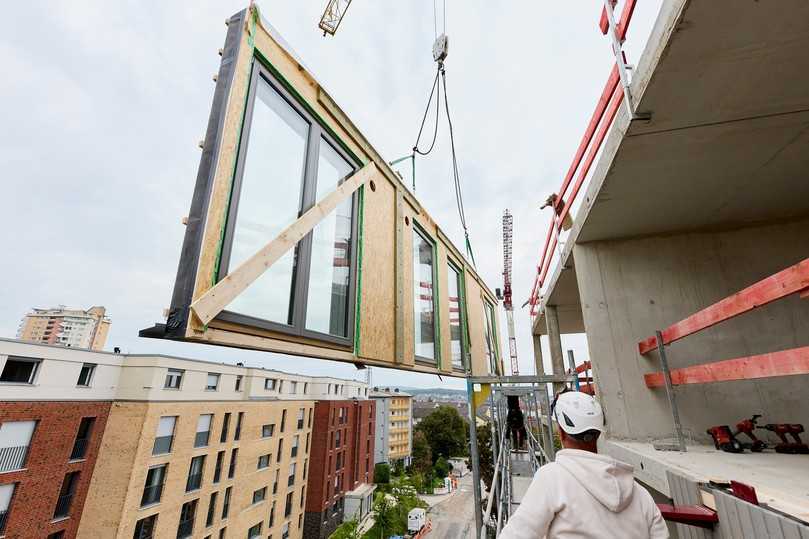 Stahlwinkel auf den Stahlbetondecken dienen der Befestigung der Fassadenelemente. | Foto: Rockwool