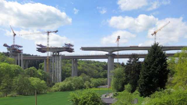 Brückenbau: Im Freivorbau über die Lahn Brückenbau: Im Freivorbau über die Lahn