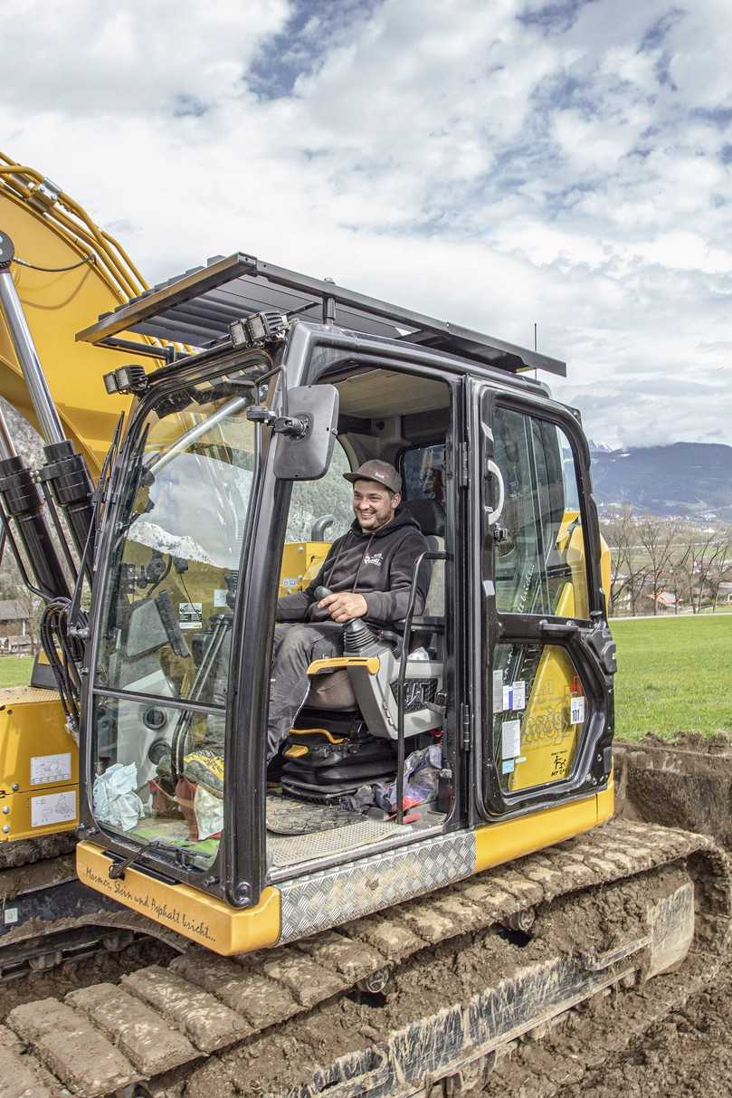 Neue Einsatzmöglichkeiten durch den SQ 60V sorgen in der Firma Reindl für Zufriedenheit: Baggerfahrer Kevin Winkler strahlt mit der Sonne um die Wette. | Foto: Lehnhoff Neue Einsatzmöglichkeiten durch den SQ 60V sorgen in der Firma Reindl für Zufriedenheit: Baggerfahrer Kevin Winkler strahlt mit der Sonne um die Wette. | Foto: Lehnhoff
