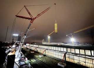 Am Abgrund: Nachtschicht für 450-Tonnen-Krane