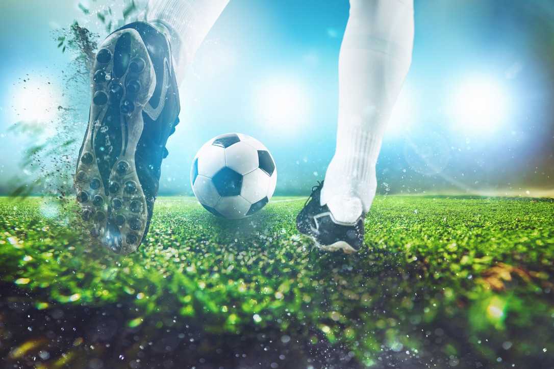 Pflege von Sportplatzrasen: Wann und wie sollte bewässert werden - Tipps vom Fachmann Pflege von Sportplatzrasen: Wann und wie sollte bewässert werden - Tipps vom Fachmann