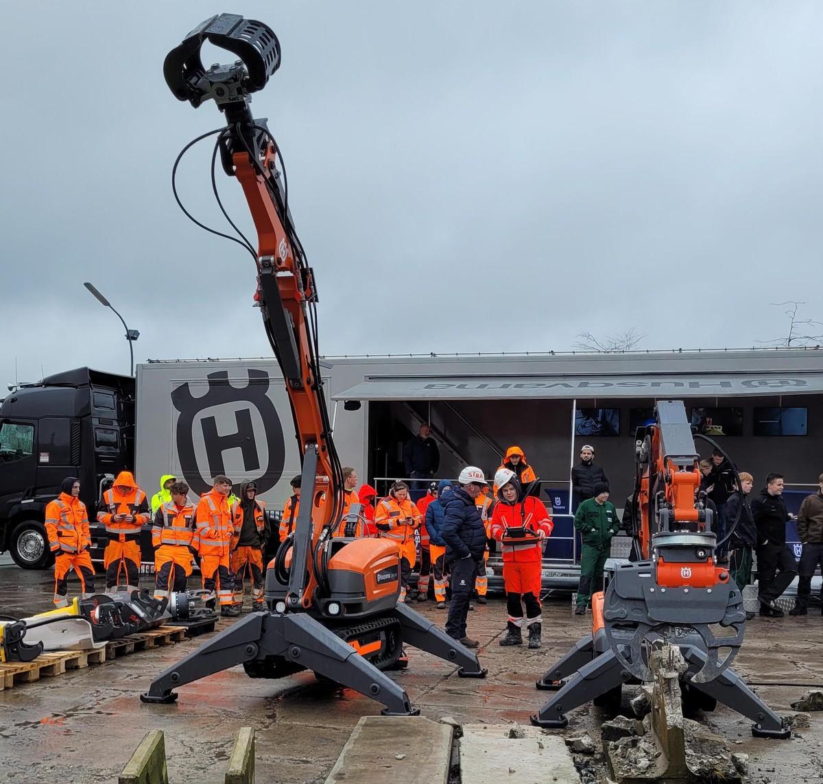 Auch der fast 2 Tonnen schwere DXR 305 (links) beeindruckte, unter anderem mit seiner Reichweite nach oben von 5,5 Metern. | Foto: B_I/bb Auch der fast 2 Tonnen schwere DXR 305 (links) beeindruckte, unter anderem mit seiner Reichweite nach oben von 5,5 Metern. | Foto: B_I/bb