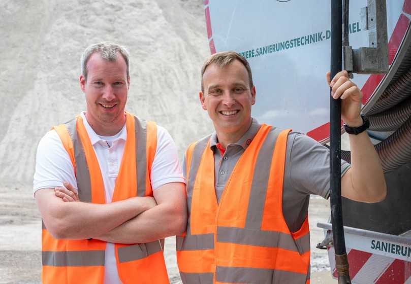 Benedikt Stentrup (rechts) und Stefan Schmidt (links), beide Geschäftsführer der Sanierungstechnik Dommel GmbH, haben die Fachtagung ins Leben gerufen – denn: „Zukunft braucht funktionierende Infrastruktur – und den Mut, sie gemeinsam zu gestalten.“ | Foto: Andreas G. Mantler
