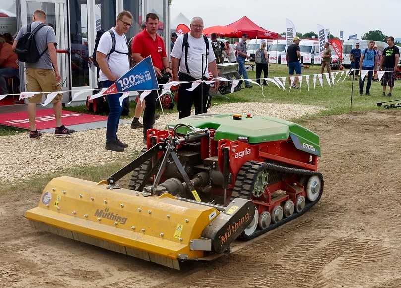 Der vollelektrische, ferngesteuerte Geräteträger agria 9700e hat eine Hubkraft von 300 kg. | Foto: bs Der vollelektrische, ferngesteuerte Geräteträger agria 9700e hat eine Hubkraft von 300 kg. | Foto: bs