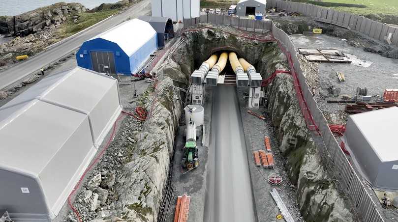 Blick auf das Tunnelportal. Der Bau begann 2018 und soll rund 2 Mrd Euro kosten, das gesamte E39-Straßenbauprojekt rund 40 Mrd Euro. | Foto: Tsurumi