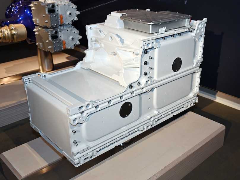 Die L-förmigen NCA-Akkus schmiegen sich platzsparend unter das Chassis und liefern bis zu 780 kWh Energie. | Foto: FH